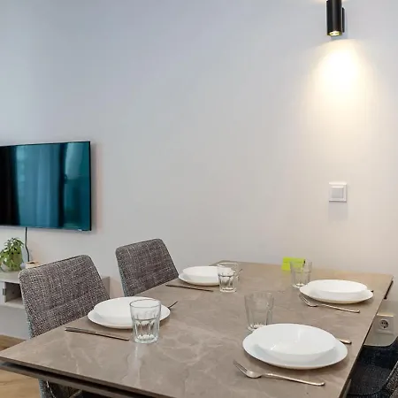 Апартамент Elegant Skyline Retreat With Pool & Access By Flat Manаger